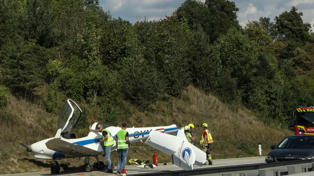 V zasilnem pristanku manj&scaron;ega letala ni bilo po&scaron;kodovanih, je pa na letalu nastalo nekaj &scaron;kode.&nbsp;