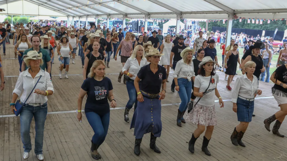 Kantri ples v vrstah, ki so ga v 50. letih plesali v ameri&scaron;kih vestrn barih in salonih, ne pozna starostne omejitve. Na zbiljskem plesi&scaron;ču so v njem v družbi domačih in tujih učiteljev uživali ženske in mo&scaron;ki.
