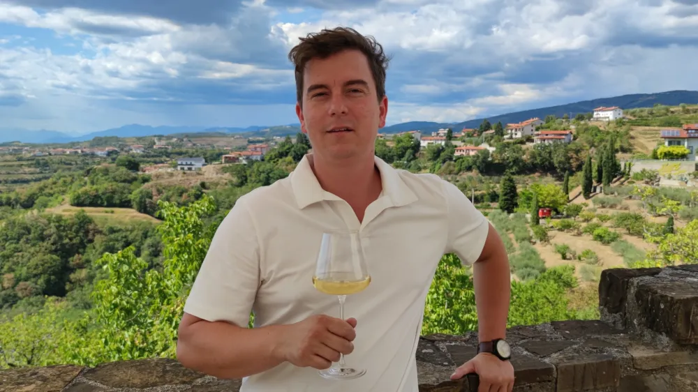 David Lipov&scaron;ek: "Vsak dan imamo za poku&scaron;ino in nakup na voljo približno 250 etiket najrazličnej&scaron;ih vin, od tega jih je vsak dan vsaj trideset na kozarec." F Iztok Klemenčič