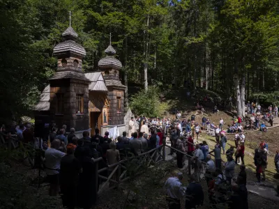 - pri Ruski kapelici tokrat ni bilo Rusov, saj je Rusija Slovenijo uvrstila na seznam neprijateljskih držav. - 31.07.2022 - Ruska kapelica Vr&scaron;ič - spominska slovesnost - kraj&scaron;i pietetni dogodek za člane ter prijatelje Dru&scaron;tva Slovenija Rusija vspomin na ruske vojne ujetnike, ki jih je pri gradnji ceste čez Vr&scaron;ič leta 1916 zasul snežni plaz &ndash; //FOTO: Nik Erik Neubauer