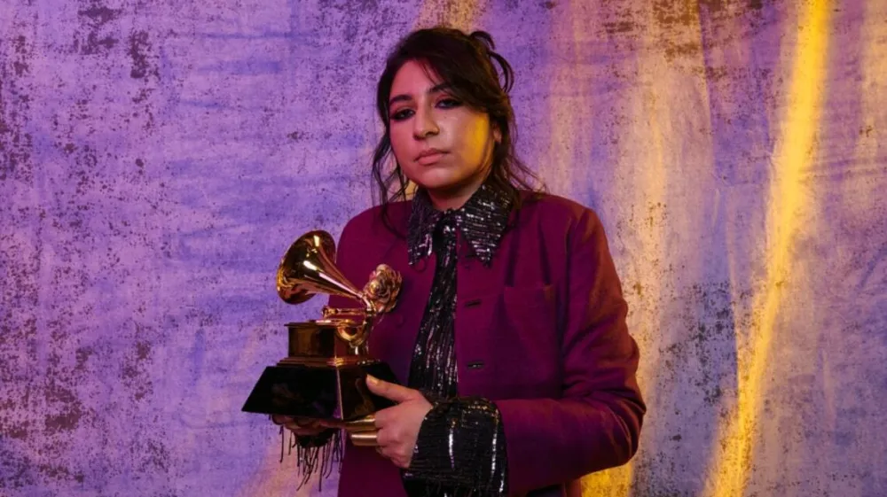 Arooj Aftab, pakistanska vokalistka, skladateljica in producentka je letos prejela nagrado grammy. Foto: arhiv Druga godba