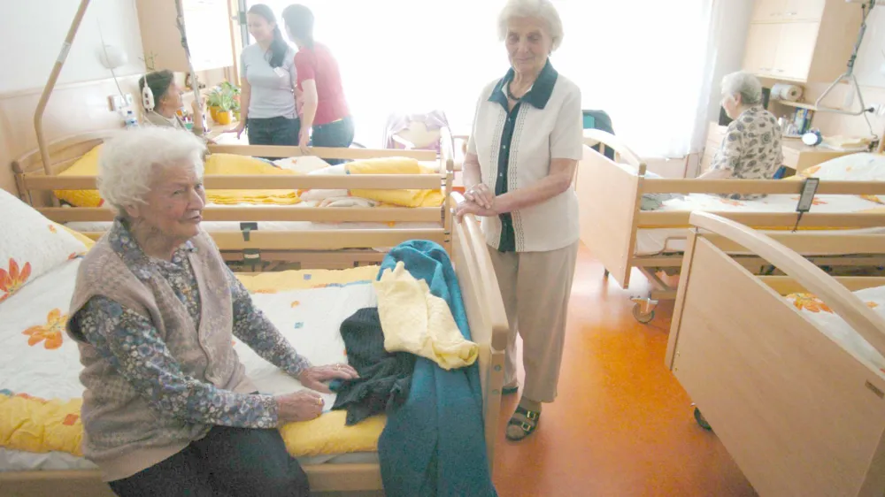 Otvoritev novega doma za starejse obcane na Fuzinah, soba v domu - Olga Tusar, Spicar Sarlota //FOTO: Jaka Adamic