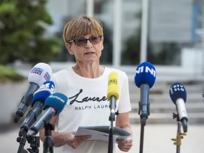 Ljubljana, pred stavbo NIJZ.<br>Izjava za medije Nacionalnega instituta za javno zdravje, na kateri bodo predstavili strokovna priporocila posvetovalne skupine za spremljanje gibanja novega koronavirusa v vzgoji in izobrazevanju ob prihajajocem solskem letu.<br>Epidemiologinja in vodja delovne skupine Nina Pirnat.