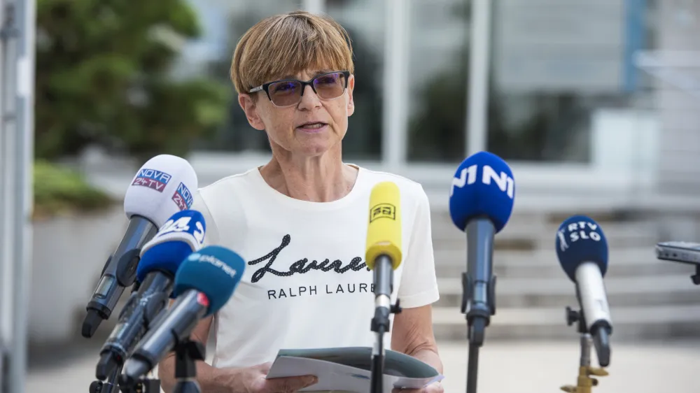 Ljubljana, pred stavbo NIJZ.<br>Izjava za medije Nacionalnega instituta za javno zdravje, na kateri bodo predstavili strokovna priporocila posvetovalne skupine za spremljanje gibanja novega koronavirusa v vzgoji in izobrazevanju ob prihajajocem solskem letu.<br>Epidemiologinja in vodja delovne skupine Nina Pirnat.