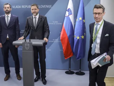 Dragan Barbutovski je bil pred nastopom v. d. direktorja Ukoma direktor British Councila v Sloveniji, svetovalec za EU in strate&scaron;ko komuniciranje ter govorec slovenskega predsedstva EU leta 2008.
