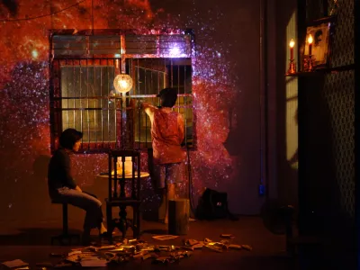 Otvoritveno predstavo leto&scaron;njih Mladih levov Pesem, ki jo je pel moj oče (trije dnevi v maju), ki govori o slovesu od mrtvih,  je režiral tajski umetnik Wichaya Artamat.
&nbsp;