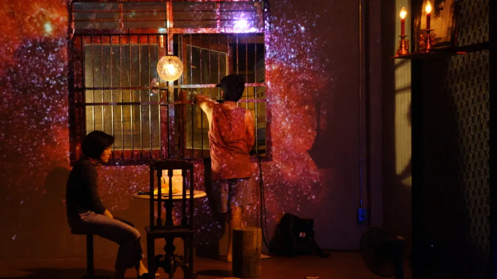 Otvoritveno predstavo leto&scaron;njih Mladih levov Pesem, ki jo je pel moj oče (trije dnevi v maju), ki govori o slovesu od mrtvih,  je režiral tajski umetnik Wichaya Artamat.
&nbsp;