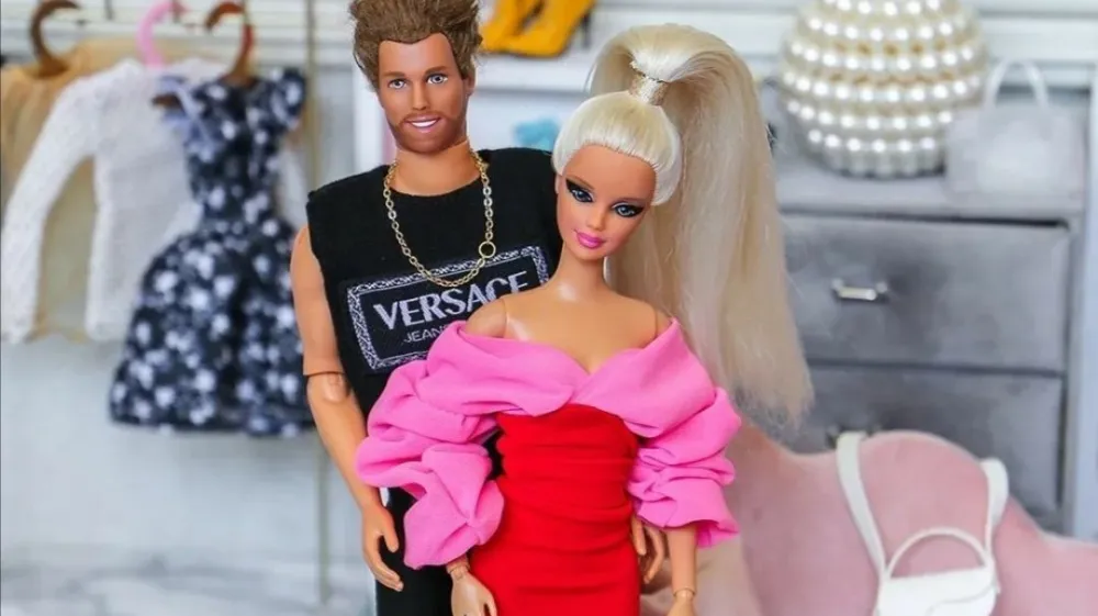 Hrva&scaron;ka pevka in televizijska voditeljica Maja &Scaron;uput in stilist Mark Grubnić s svojo plastično lutko. 