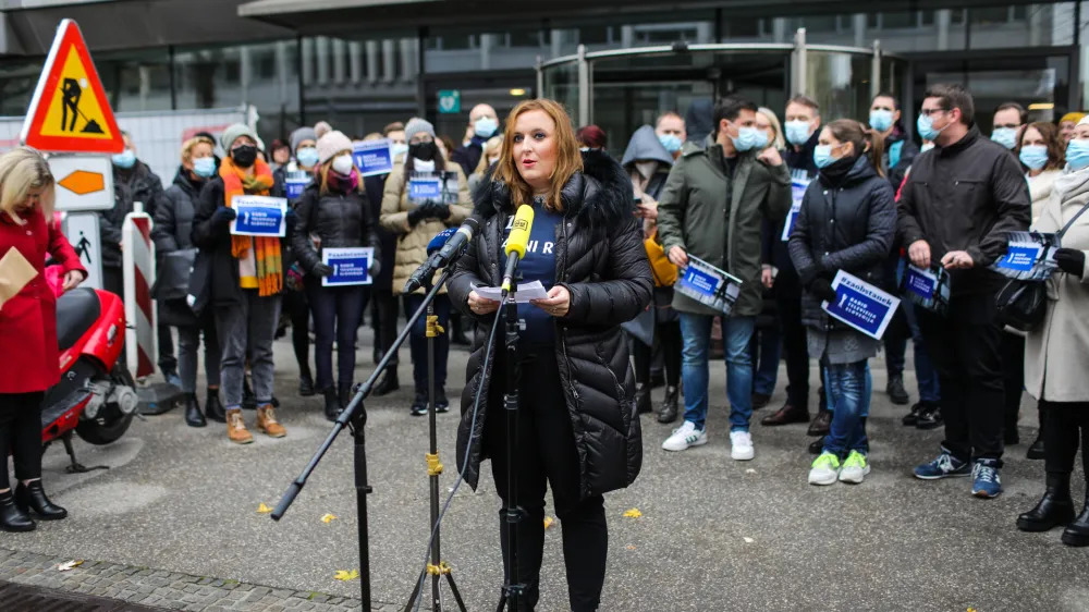 - Predsednica Sveta delavcev RTV Petra Bezjak Cirman25.11.2021. - Novinarska konferenca kolektiva zaposlenih v Informativnem programu TV Slovenija o predlogu programsko-produkcijskega načrta za leto 2022; pred glavnim vhodom RTV Slovenija, Kolodvorska 2, LJUBLJANA //FOTO: Bojan Velikonja