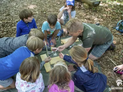 Program otro&scaron;kega tabora je zastavljen kot igra preko katere udeleženci sodelujejo pri različnih nalogah.