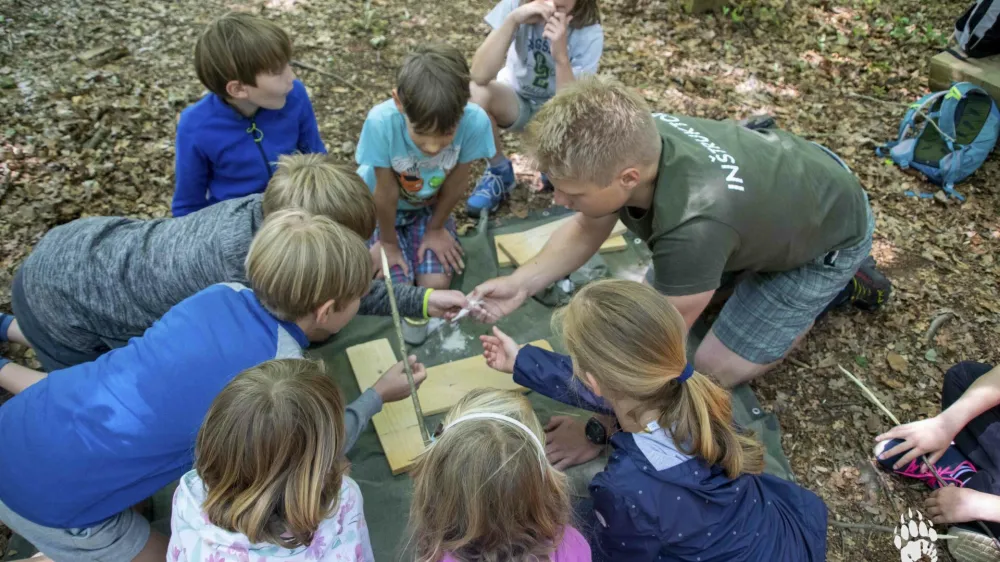 Program otro&scaron;kega tabora je zastavljen kot igra preko katere udeleženci sodelujejo pri različnih nalogah.
