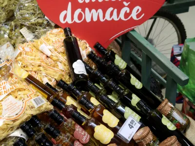 - simbolična fotografija - potronitvo - potroniki - nakupovanje - trgovina - slovensko poreklo - domači kis in olje- 03.10.2016 - Mercator center ika v Ljubljani - Hipermarket, Cesta Ljubljanske brigade 33//FOTO: Toma Skale