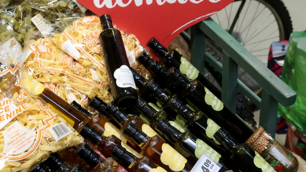 - simbolična fotografija - potronitvo - potroniki - nakupovanje - trgovina - slovensko poreklo - domači kis in olje- 03.10.2016 - Mercator center ika v Ljubljani - Hipermarket, Cesta Ljubljanske brigade 33//FOTO: Toma Skale