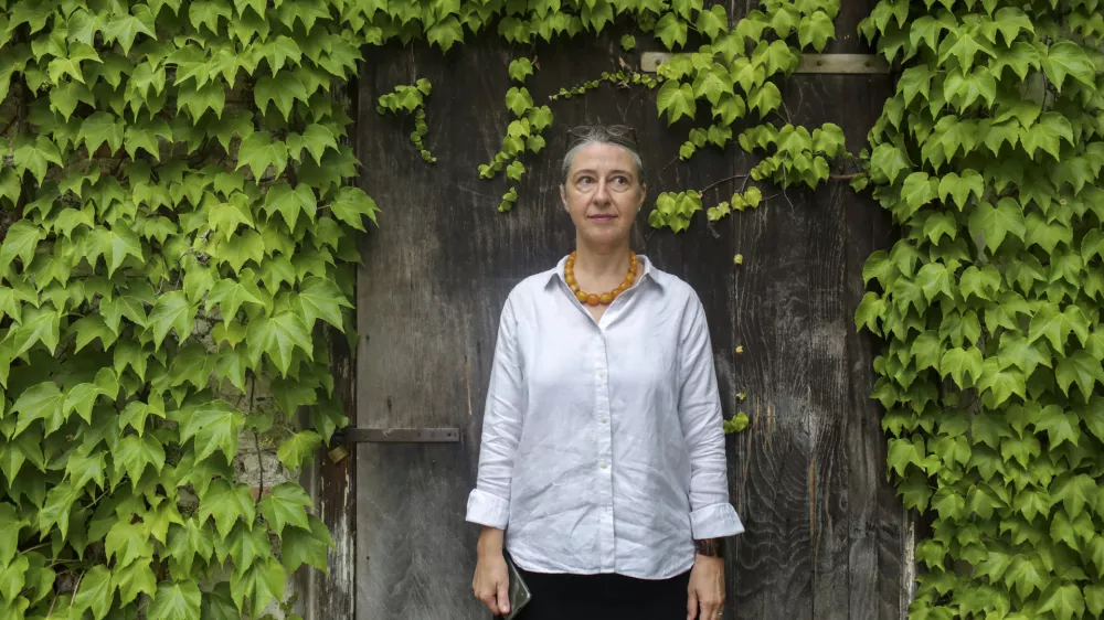 - 26.07.2022 - &Scaron;pela &Scaron;ubic, umetnostna zgodovinarka in kustosinja za industrijsko oblikovanje v MAO - Muzej za arhitekturo in oblikovanje //FOTO: Jaka Gasar