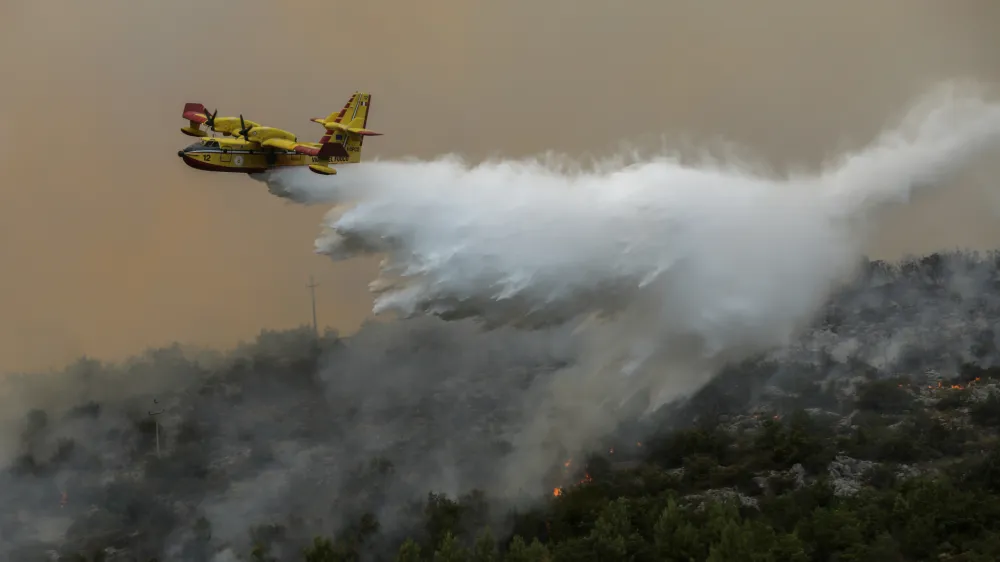 - 20.7.2022 - Brestovica pri Komnu - Požar, ga&scaron;enje, evakuacija, gasilci, policija, ogenj, voda, dim, helikopter, avion //FOTO: Jaka Gasar