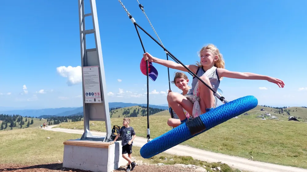 Slavnostna otvoritev guncnc na Veliki planini s cirku&scaron;ko skupino Čupakabra in Pleh bando, pa &scaron;e kaj za pojest in za popit bo za vse obiskovalce