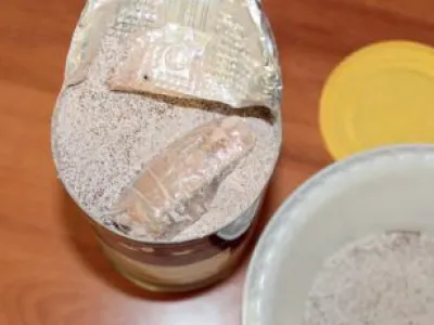 Mobilni telefon so enkrat v zapor posku&scaron;ali pretihotapiti tudi v posodici kapučina.