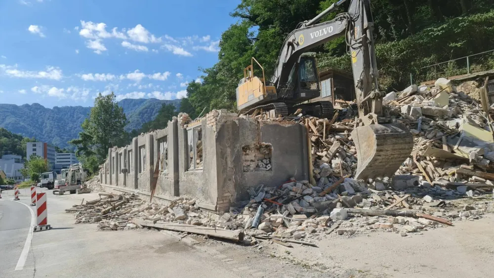 Ko bodo poru&scaron;ili vse objekte, se bo odprl prostor za &scaron;iritev gospodarske dejavnosti obeh tovarn- kemične in steklarske. 