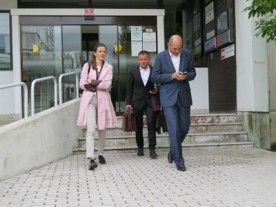 Predsednik SDS in poslanec Janez Jan&scaron;a se je v minulih letih večkrat pojavil na okrajnem sodi&scaron;ču v Velenju, tudi tokrat se je zapletlo zaradi &raquo;premajhnega nabiralnika&laquo;.