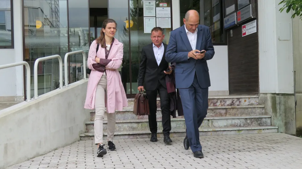 Predsednik SDS in poslanec Janez Jan&scaron;a se je v minulih letih večkrat pojavil na okrajnem sodi&scaron;ču v Velenju, tudi tokrat se je zapletlo zaradi &raquo;premajhnega nabiralnika&laquo;.