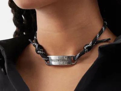 Za ogrlico iz vezalk je potrebno od&scaron;teti 350 evrov. F Matchesfashion 