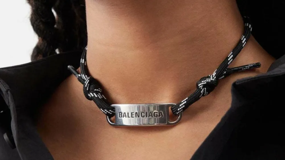 Za ogrlico iz vezalk je potrebno od&scaron;teti 350 evrov. F Matchesfashion 