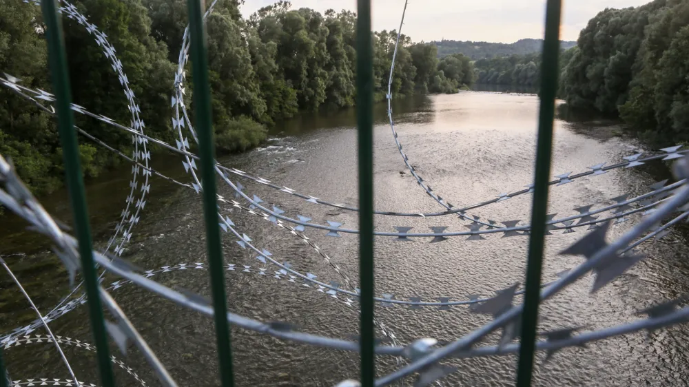 Kolpa je doslej na slovenski in hrva&scaron;ki strani odnesla sedemnajst migrantov. Imen nekaterih med njimi ne poznamo, svojci pa ugotavljajo, da je podatke težko pridobiti.&nbsp;
