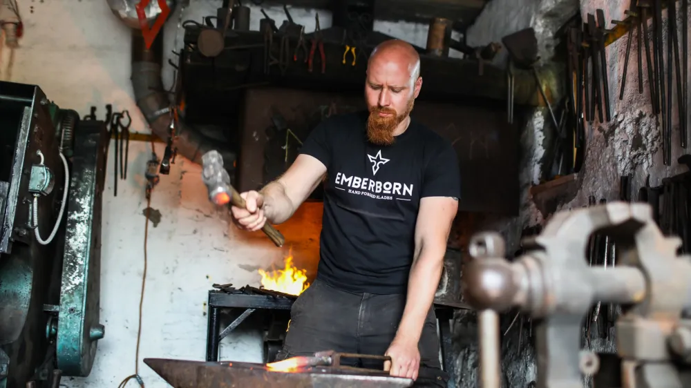 Lenart Perko v svoji kovačnici izdeluje nože po principu stare kova&scaron;ke tehnike.