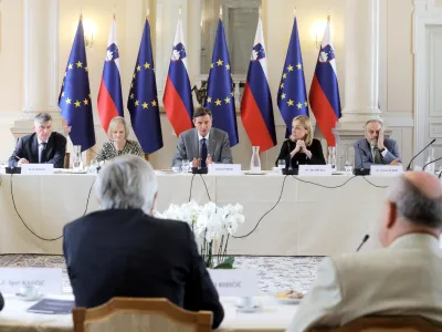 Ljubljanan, Predsedniska palaca.<br>Sestanek predsednika republike Boruta Pahorja s predstavniki parlamentarnih strank in ustavno-pravnimi strokovnjaki o volilni zakonodaji.<br>Minister za javno upravo Rudi Medved, generalna sekretarka urada predsednika republike Natasa Kovac, predsednik republike Borut Pahor, vodja kabineta predsednika republike Alja Brglez in svetovalec predsednika republike Ernest Petric.