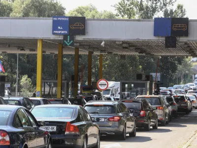 - 31.07.2021  Metlika  gneča pred mejnim prehodom - zastoj- kolona - turistična sezona - protestni shod, na katerem so krajani opozorili na prometno problematiko  protest zaradi prometnih zamakov oziroma večkilometrskih kolon vozil, ki nastajajo na glavni prometnici ob prehajanju blinjega mejnega prehoda s Hrvako. //FOTO: Luka Cjuha.