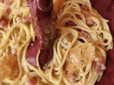 V Londonu so poleti odprli restavracijo, navdihnjeno z erotiko oziroma spolovili. Naked Soho, kjer strežejo hrano in pijačo, okra&scaron;eno s spolno tematiko ter ženskimi in mo&scaron;kimi spolnimi organi, po besedah lastnikov slavi člove&scaron;ko telo, seksualnost in umetnost. Na stenah je mogoče najti faluse in vulve različnih velikosti. Podobno razigran je tudi pribor in končni videz jedi in pijač, ki imajo tudi izrazito seksualna imena, &scaron;e najbolj pa v oči padejo krožniki, iz katerih se dviga penis.