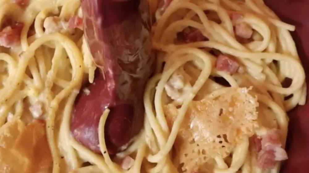 V Londonu so poleti odprli restavracijo, navdihnjeno z erotiko oziroma spolovili. Naked Soho, kjer strežejo hrano in pijačo, okra&scaron;eno s spolno tematiko ter ženskimi in mo&scaron;kimi spolnimi organi, po besedah lastnikov slavi člove&scaron;ko telo, seksualnost in umetnost. Na stenah je mogoče najti faluse in vulve različnih velikosti. Podobno razigran je tudi pribor in končni videz jedi in pijač, ki imajo tudi izrazito seksualna imena, &scaron;e najbolj pa v oči padejo krožniki, iz katerih se dviga penis.