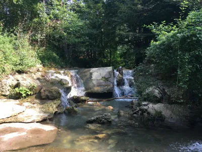 Jez Kopitarna na Sevnični je bil zgrajen že pred desetletji zaradi mlin&scaron;čice pa tudi zaradi uravnavanja visokih voda. Vodo so v Kopitarni uporabljali za namakanje hlodovine. Jez je zdaj že vrsto let nefunkcionalen.