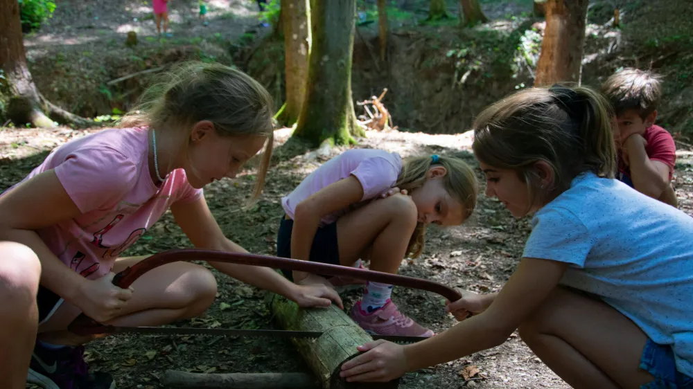 Na taboru so otroci, ki niso taborniki, spoznavali taborni&scaron;ko znanje in medsebojno sodelovanje ter uživali v naravi.&nbsp;