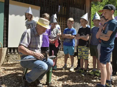Najmlaj&scaron;i spoznavajo različna opravila.&nbsp;
