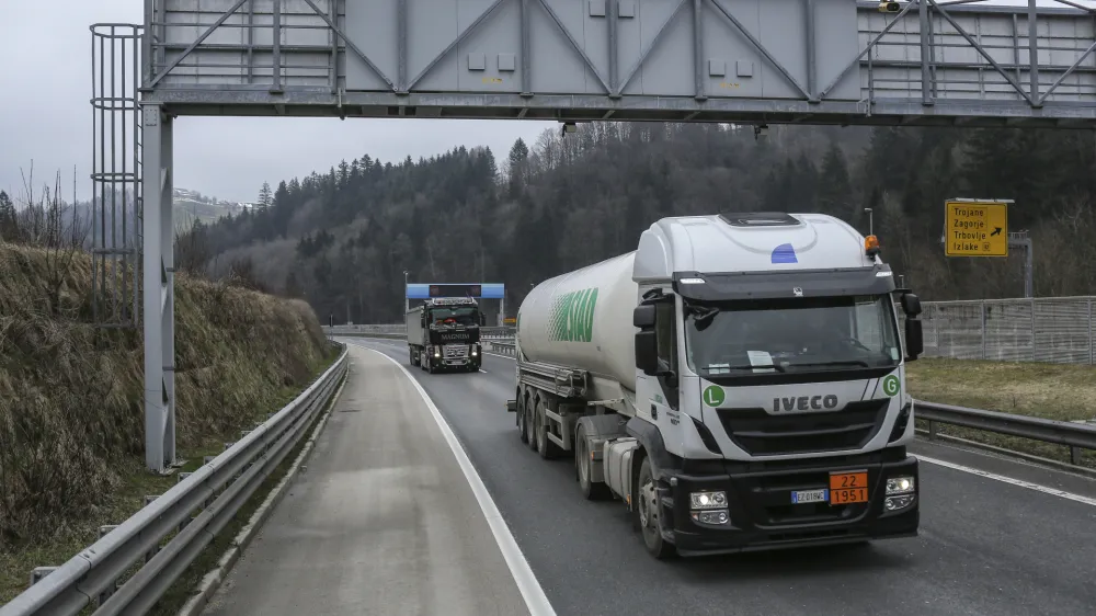 - sektorska nadzorna kamera pred predorom Trojane - Dars v sodelovanju s policijo uvaja pilotni projekt sektorskega merjenja povprečnih hitrosti vožnje na petkilometrskem odseku trojanskih predorov.   - 16.03.2016 - Družba za avtoceste v Republiki Sloveniji (DARS) - Trojane - &scaron;tajerska avtocesta - sektorsko merjenje hitrosti prehitrih voznikov na avtocesti prek Trojan -   //FOTO: Jaka Gasar