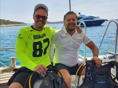 Severinina biv&scaron;a - Igor Kojić in Milan Popović, skupaj fotografirana na barki. F Instagram 