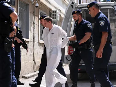 Osumljenca umora na zasli&scaron;anje spremljajo do zob oboroženi pripadniki posebnih enot hrva&scaron;ke policije. Preiskovalni sodnik je zadnj odredil enomesečni pripor. 