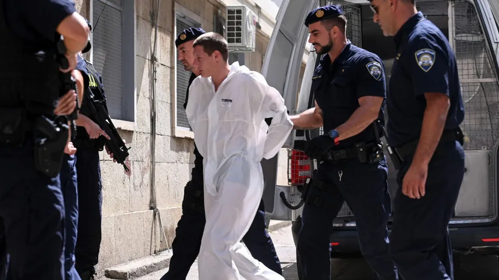 Osumljenca umora na zasli&scaron;anje spremljajo do zob oboroženi pripadniki posebnih enot hrva&scaron;ke policije. Preiskovalni sodnik je zadnj odredil enomesečni pripor. 