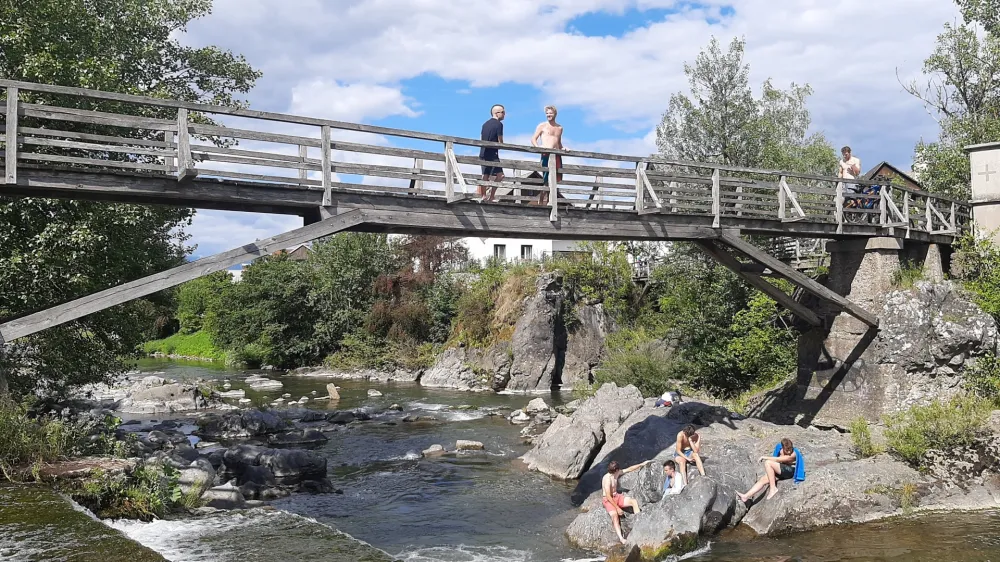 Investitor namerava malo hidroelektrarno zgraditi ob vstopu na Hudičevo brv, kjer je med &Scaron;kofjeločani priljubljeno kopalno območje.&nbsp;