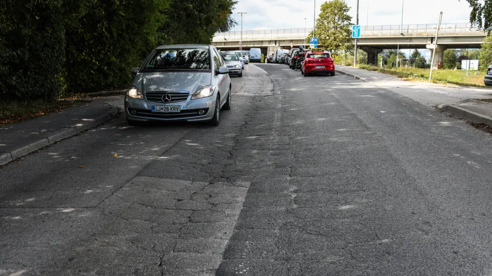 Vozi&scaron;če na Cesti v Gorice pri križi&scaron;ču s Trža&scaron;ko cesto je zelo po&scaron;kodovano in potrebno sanacije.&nbsp;
