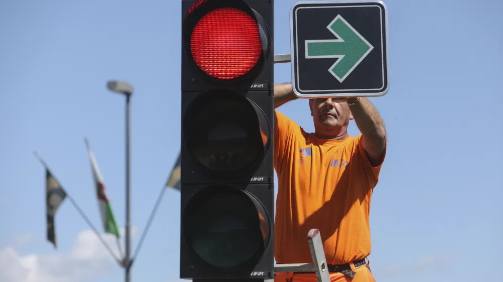 - prvi prometni znaka za zavijanje v desno ob rdeči luči - - 19.08.2021 - kriiče Celovke ceste in Kolesarske poti v Ljubljani - postavitev prvega prometnega znaka za zavijanje v desno ob rdeči luči na semaforju, //FOTO: Jaka Gasar