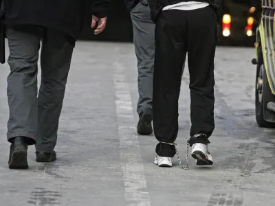 - ilustrativna fotografija - obsojenec - pripor - lisice  ///FOTO: Luka Cjuha