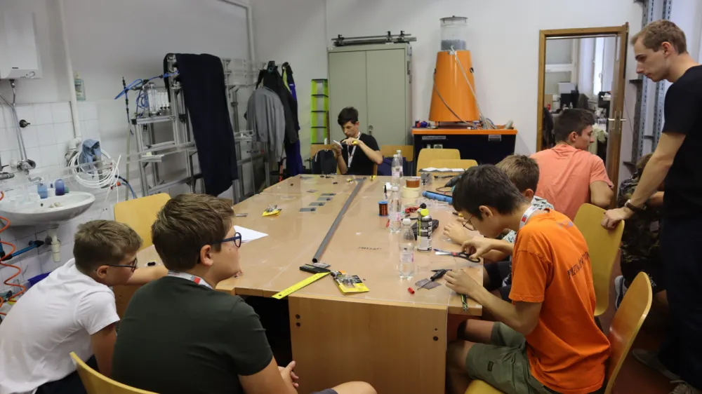 Delavnice temeljijo na konceptu zasnuj, izdelaj in preizkusi.