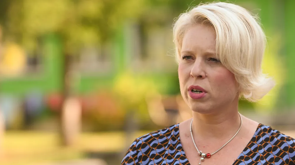 Logatec, ICZR Logatec.<br>Predsednica DZ Urska Klakocar Zupancic je obiskala nastanitveni center Logatec.