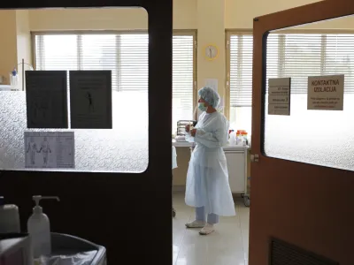 - ilustrativna fotografija - medicinske sestre - zdravstvo - zdravstvena nega - - Klinični oddelek za plastično, rekonstrukcijsko, estetsko kirurgijo in opekline - UKC Ljubljana //FOTO: Luka Cjuha