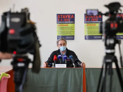 Ljubljana, Sviz Slovenije.<br>Novinarska konferenca Sindikata vzgoje, izobrazevanja, znanosti in kulture Slovenije (Sviz), na kateri je glavni tajnik Sviza Branimir Strukelj spregovoril o pritiskih na zaposlene, ki so se odlocili za stavko, ter komentiral okroznico MIZS z navodilom glede zagotavljanja minimalnega delovnega procesa v vrtcih in solah.<br>Glavni tajnik Sviza Branimir Strukelj.