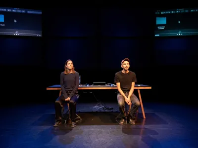 Silke Huysmans in Hannes Dereere sta dokumentarno predstavo Iz globine odigrala v Plesnem teatru Ljubljana.