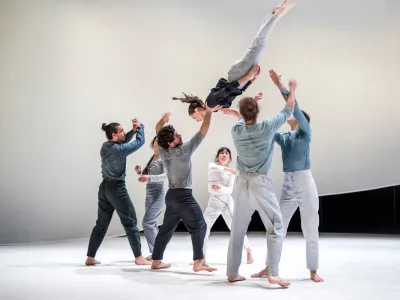 Vrhunec uvodnega večera na festivalu Fronta bo &scaron;panska plesna predstava Made of Space, ki jo podpisujeta Guy Nader in Maria Campos, dobitnika prestižne gledali&scaron;ke nagrade faust.