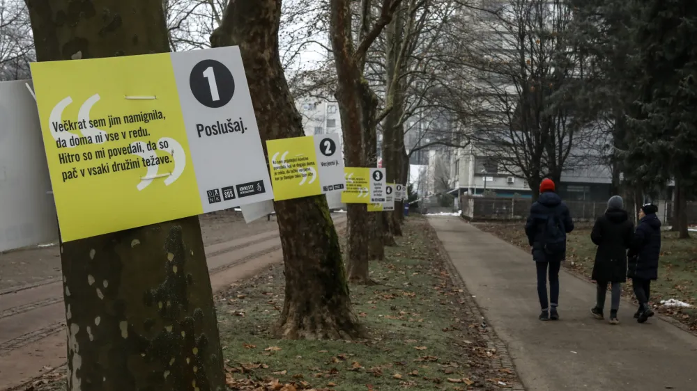simbolična fotografija - nasilje v druini - nasije nad enskami- 17.01.2022  drutvo za nenasilno komunikacijo - plakati pred FDV  //FOTO: Luka Cjuha.